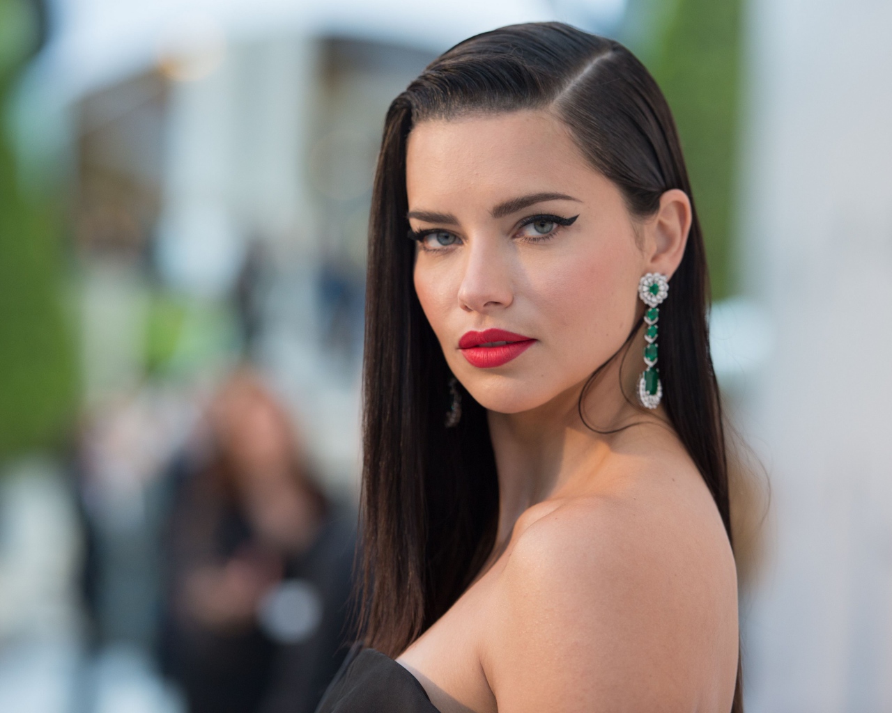 Модель Адриана Лима с красивыми украшениями 