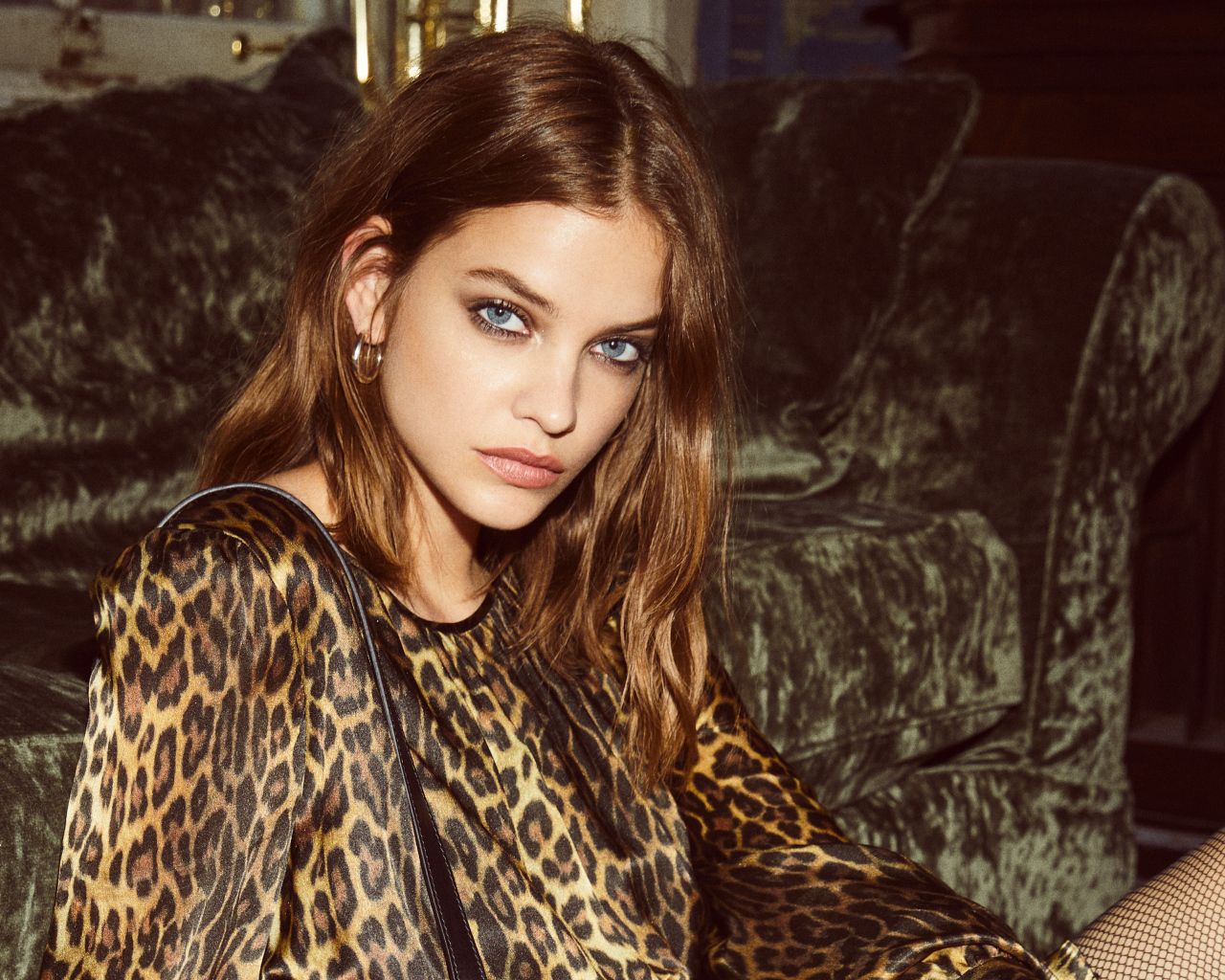 Модель Барбара Палвин в леопардовом платье у дивана