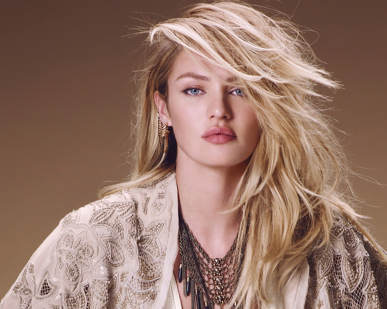 Модель Кэндис Свейнпол с голубыми глазами 