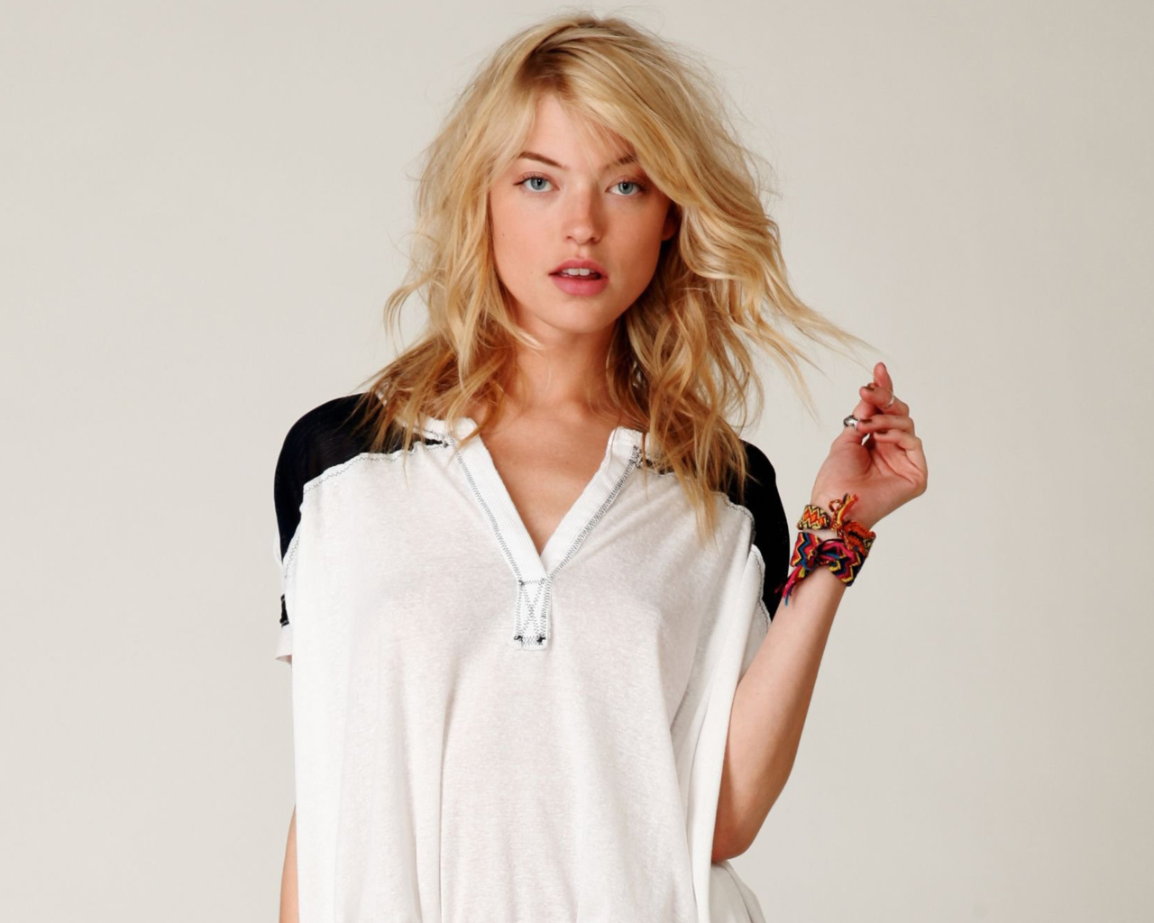 Модель Марта Хант в футболке на сером фоне