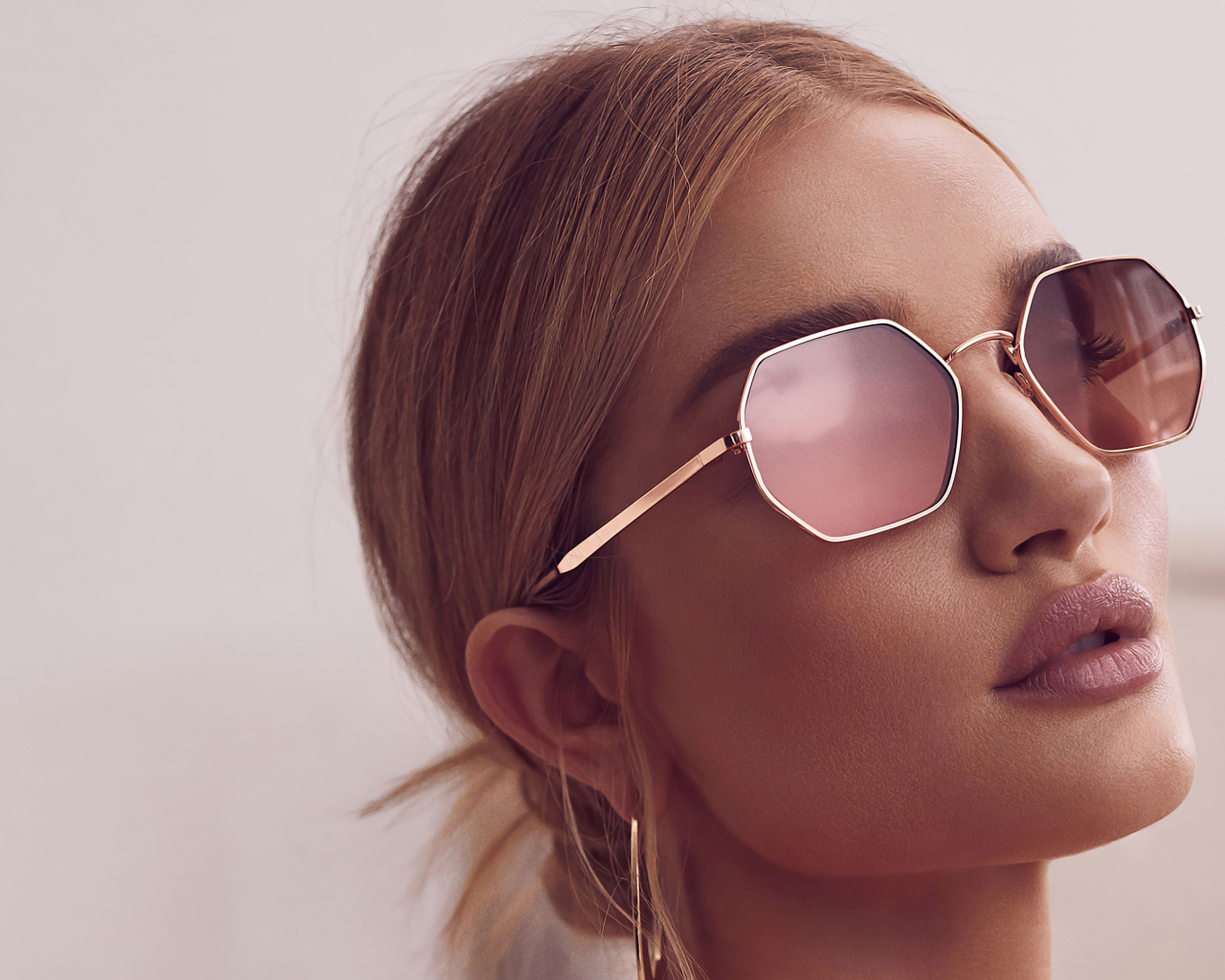 Модель Роузи Хантингтон-Уайтли в очках крупным планом