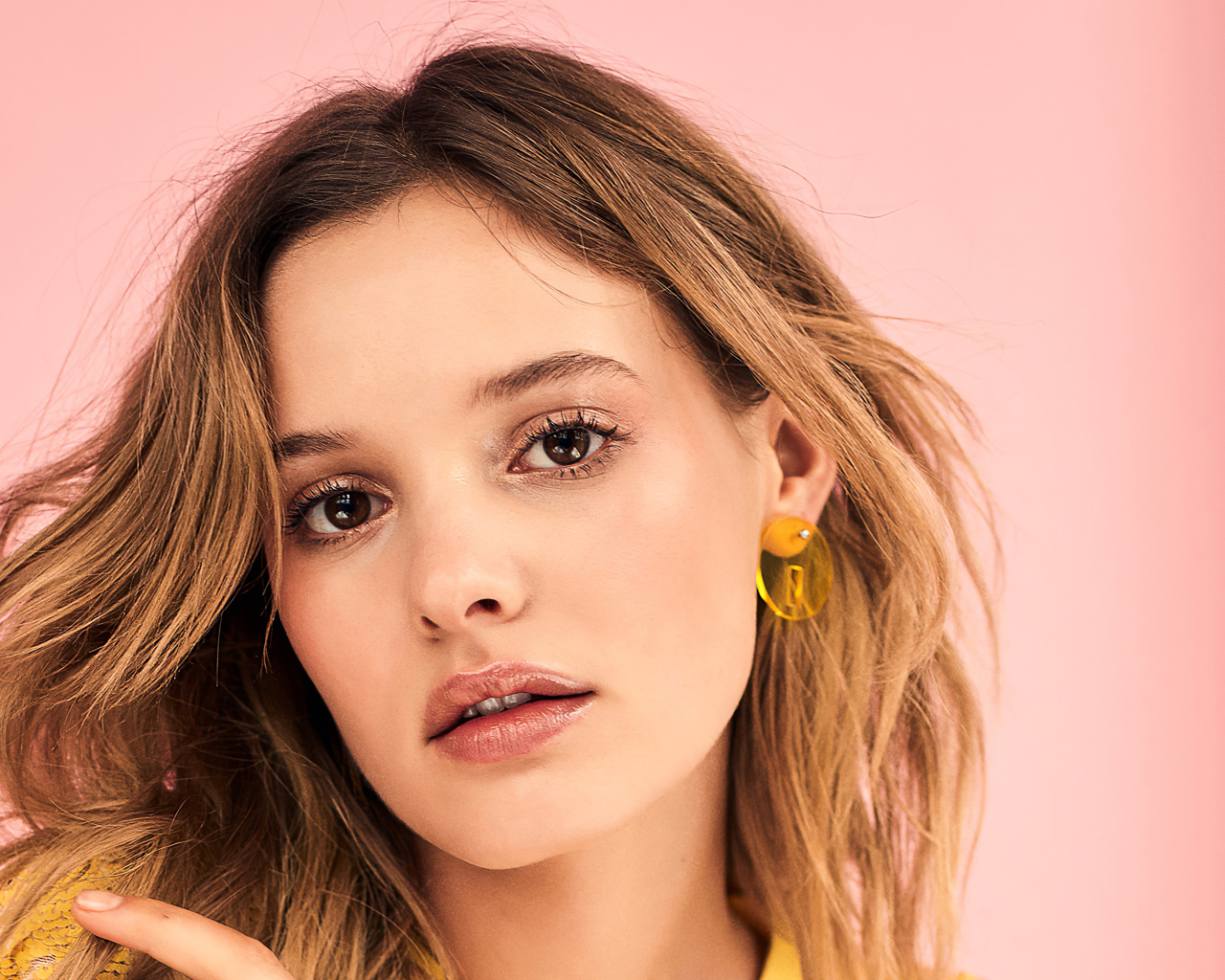 Модель Пейдж Рейфлер на розовом фоне