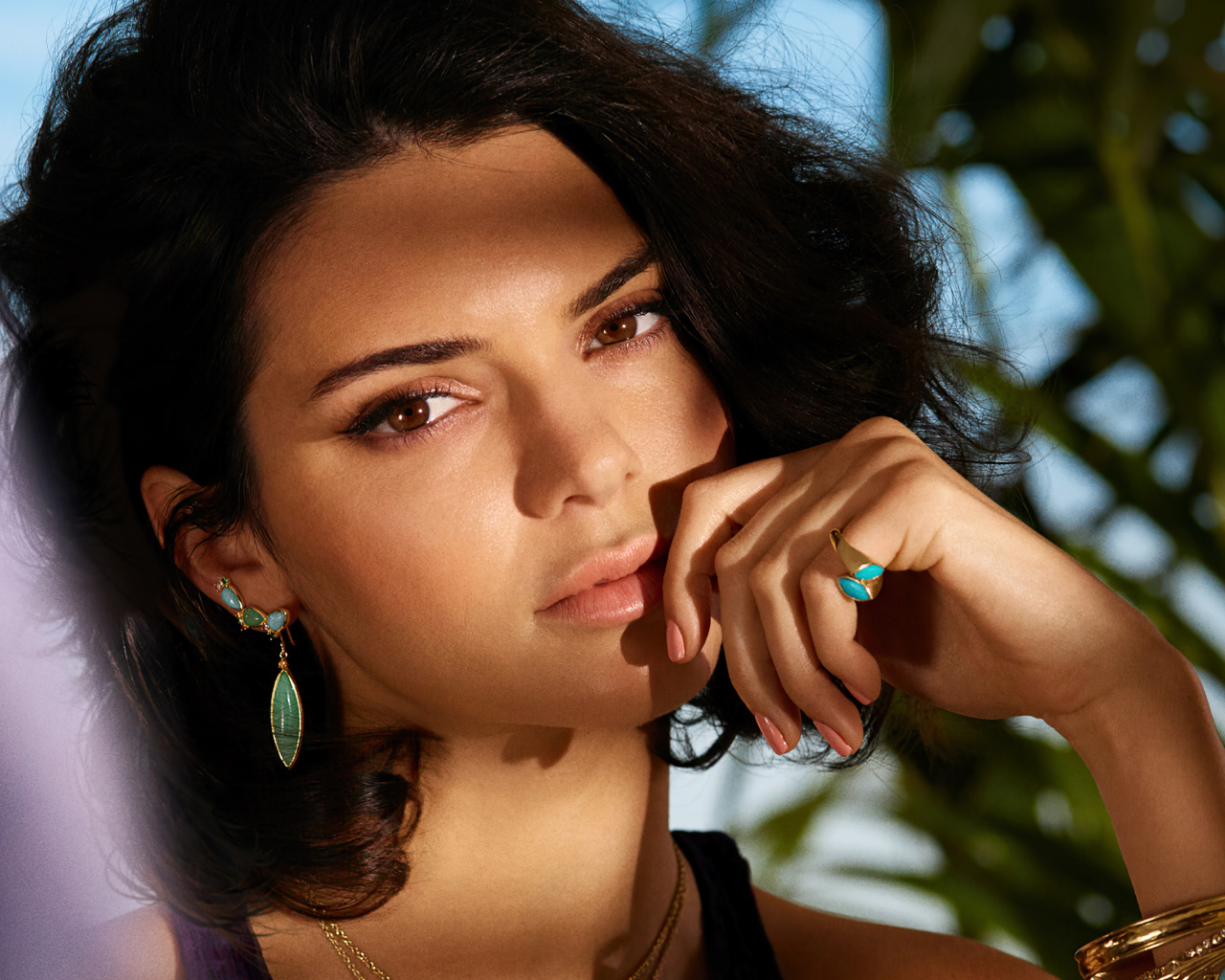 Кареглазая девушка с короткой стрижкой, актриса Кендалл Дженнер