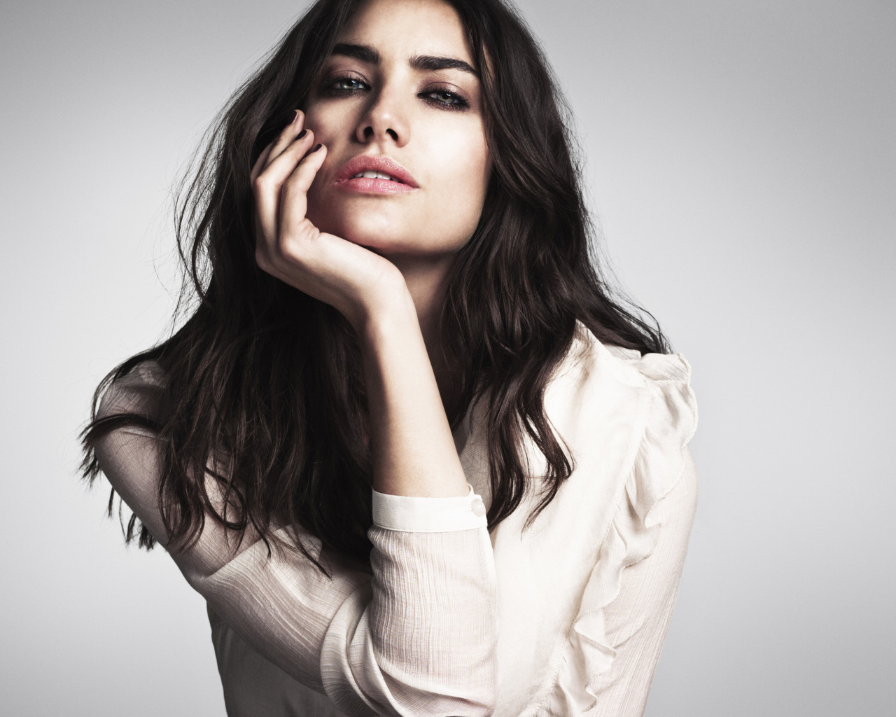 Южноафриканская модель Лорен Меллор на сером фоне