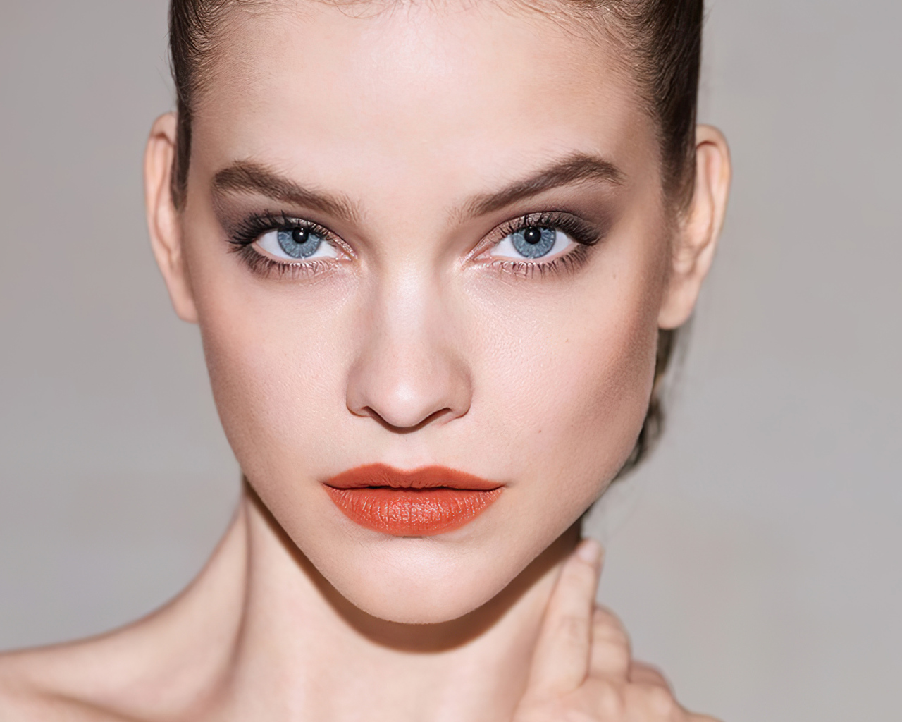 Лицо голубоглазой модели Барбары Палвин