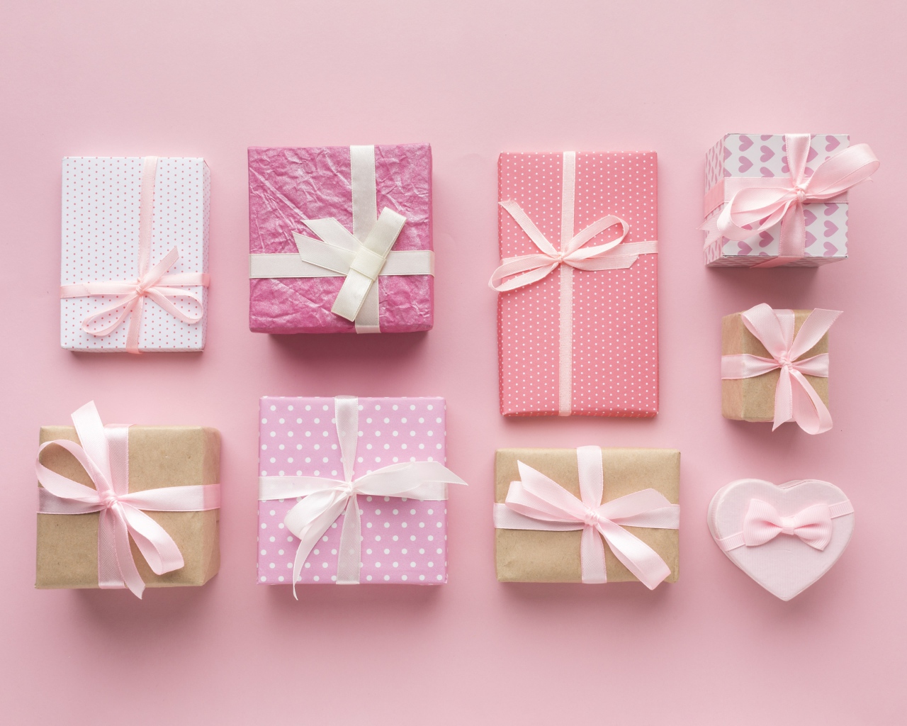 Много подарков на розовом фоне