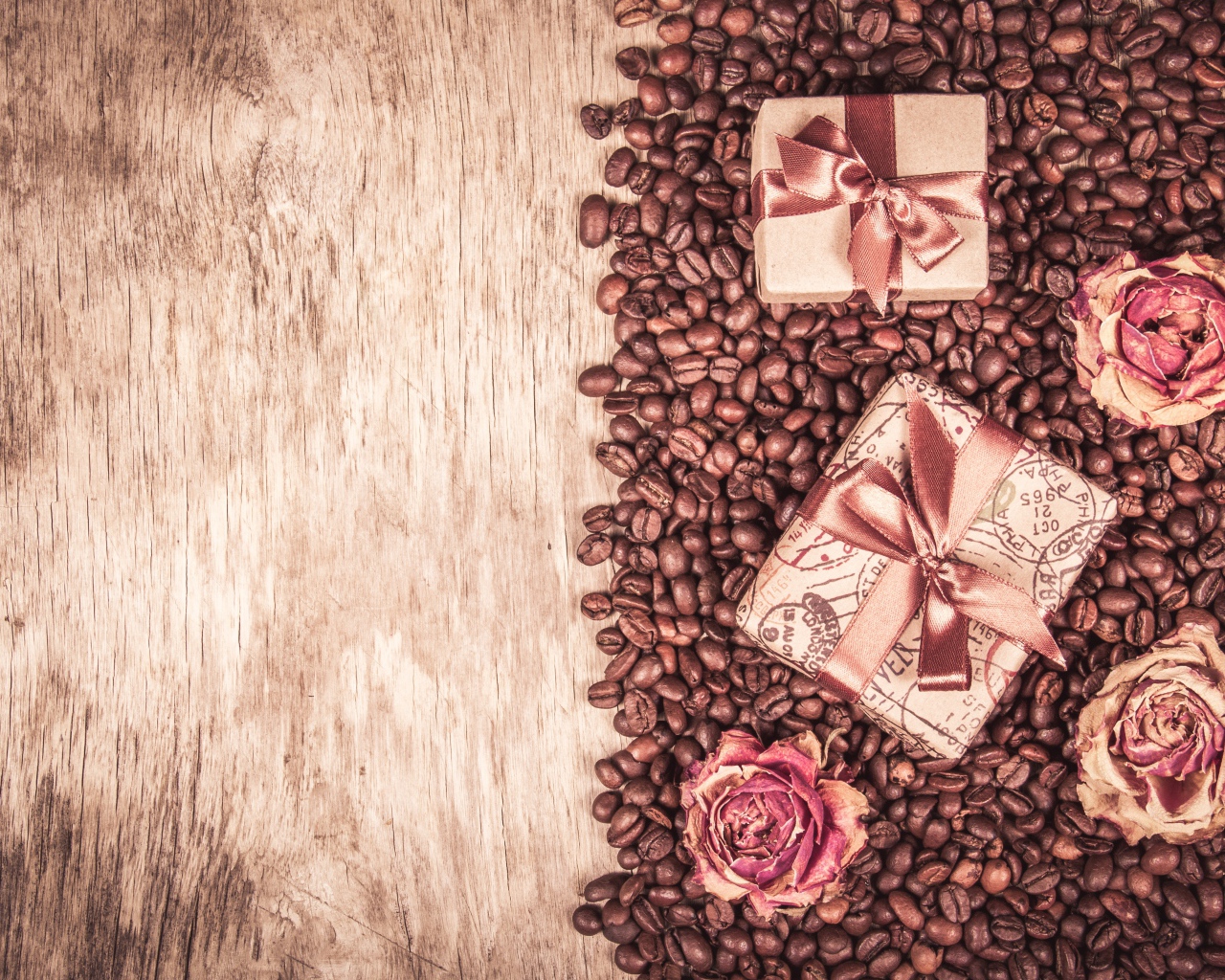 Подарки и розы лежат на кофейных зернах