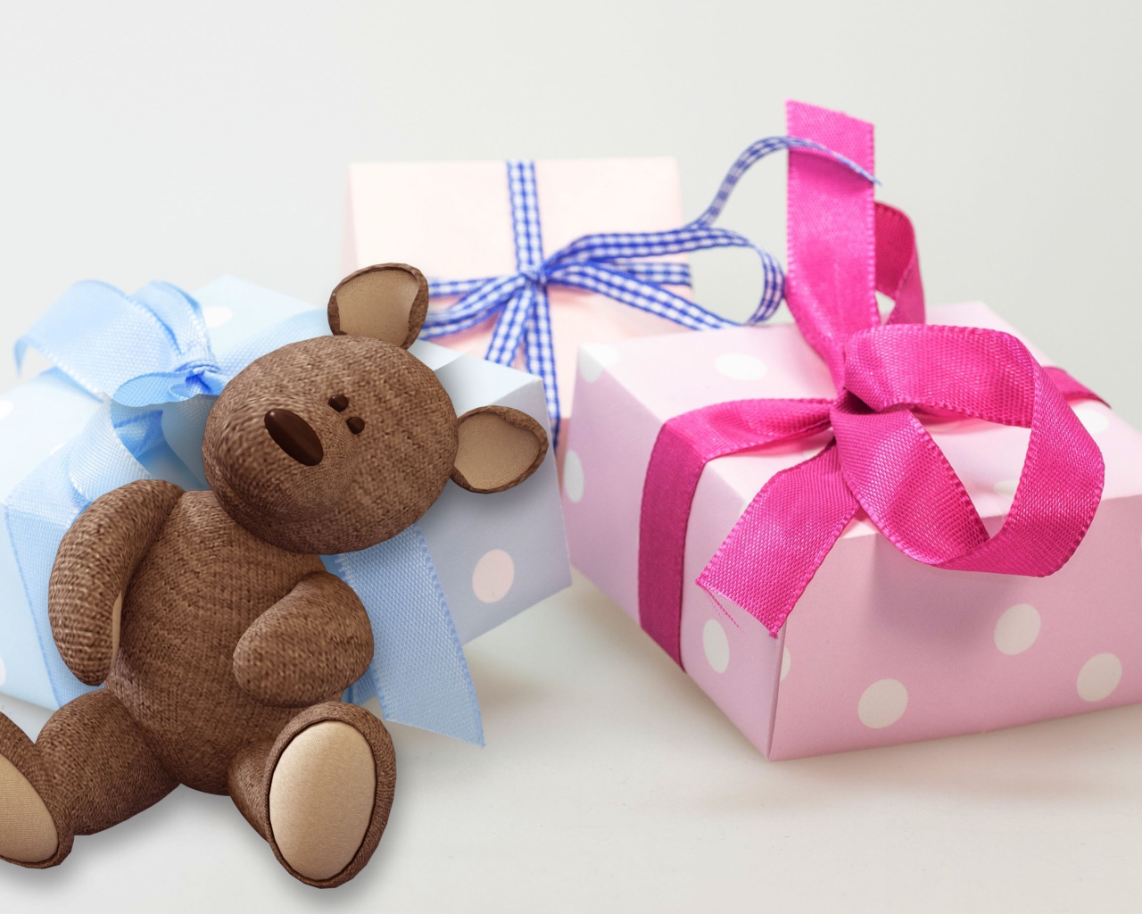 Подарки и медвежонок на белом фоне