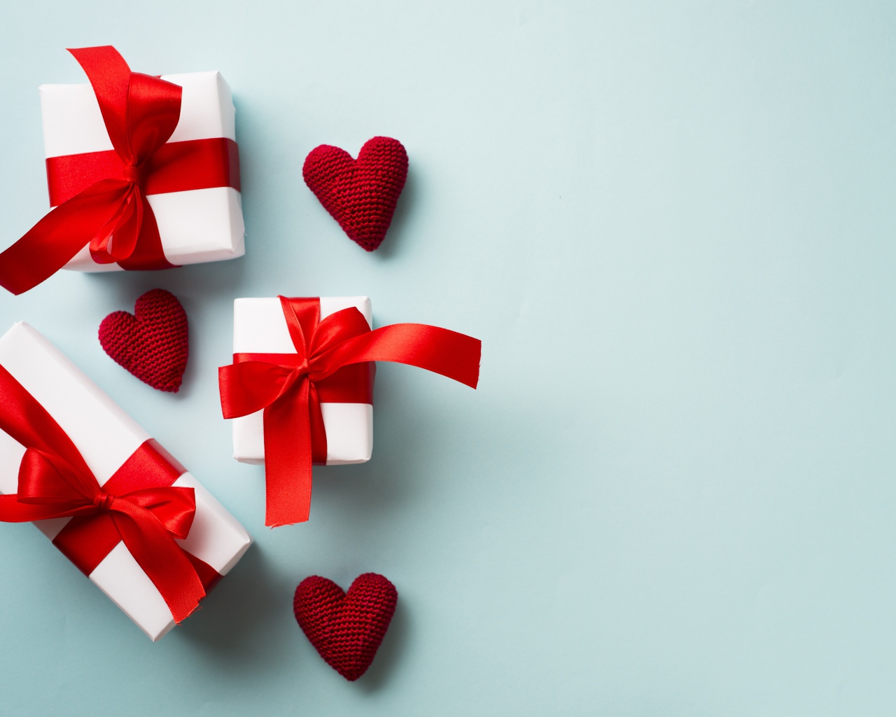 Подарки с красными сердечками на голубом фоне