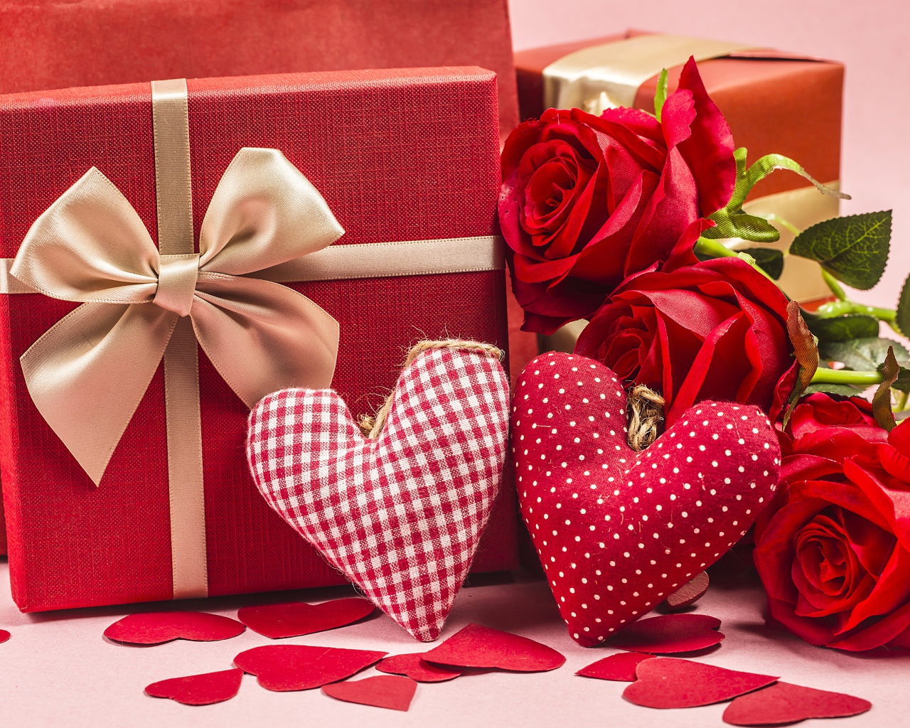 Два подарка с красными розами и тканевыми сердечками