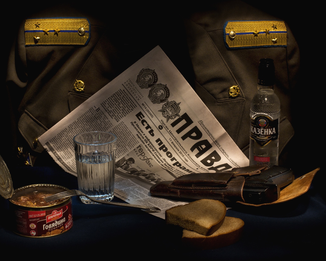 Тушенка, газета, водка, пистолет и военная форма на День Защитника Отечества