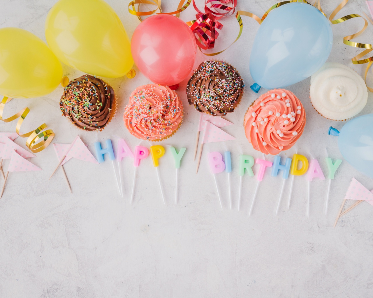 Шарики, сладости и свечи на День рождения 