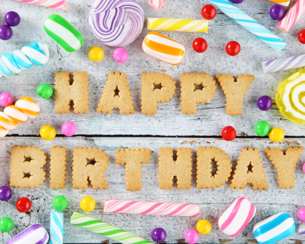 Печенье и конфеты на столе на День Рождения