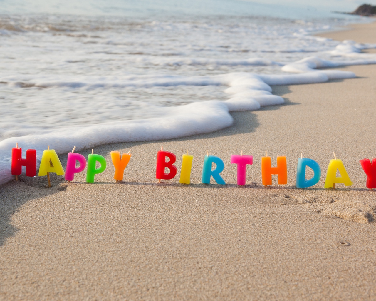 Свечки С Днем Рождения на морском песке