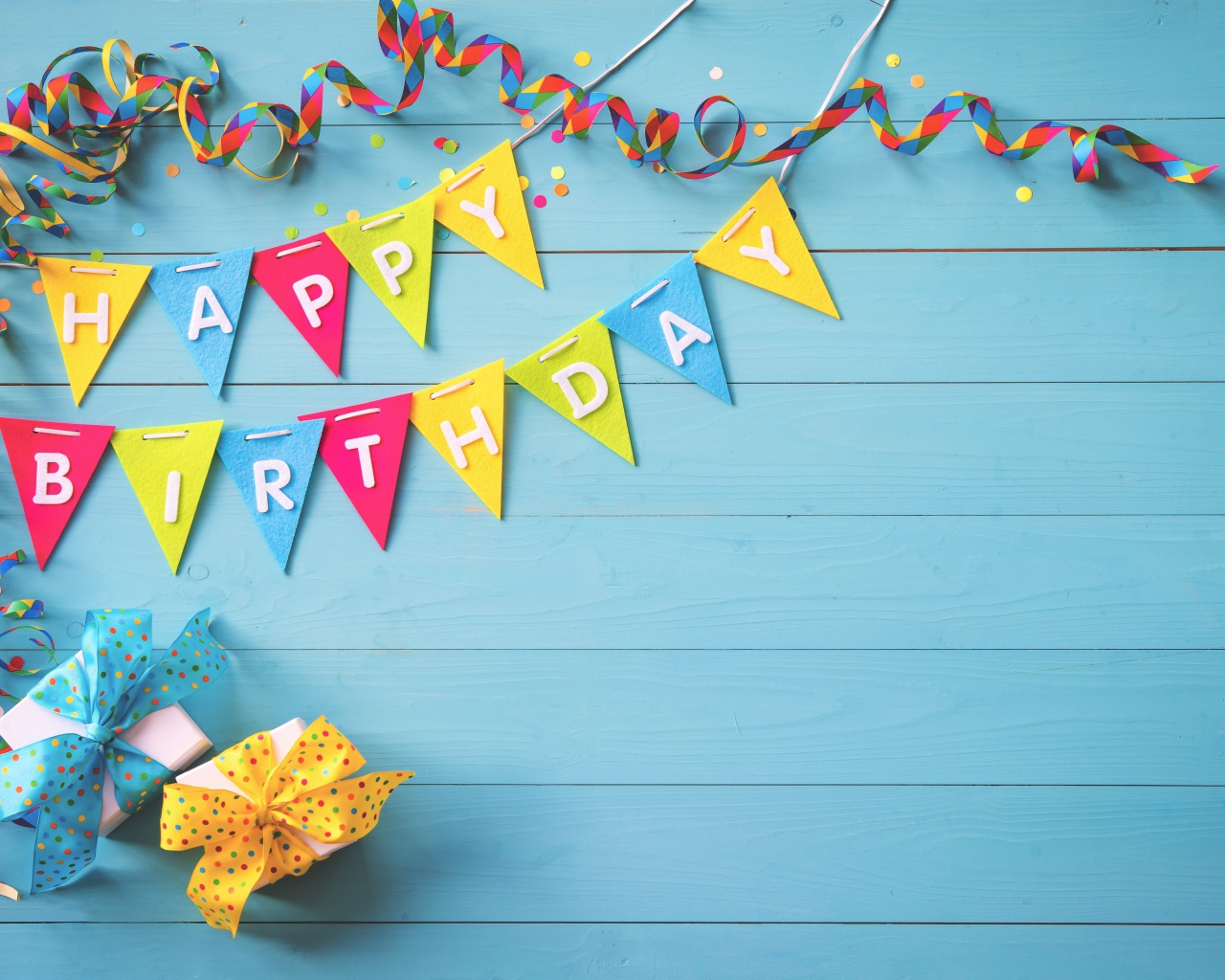 Флажки из бумаги и подарки на День Рождения
