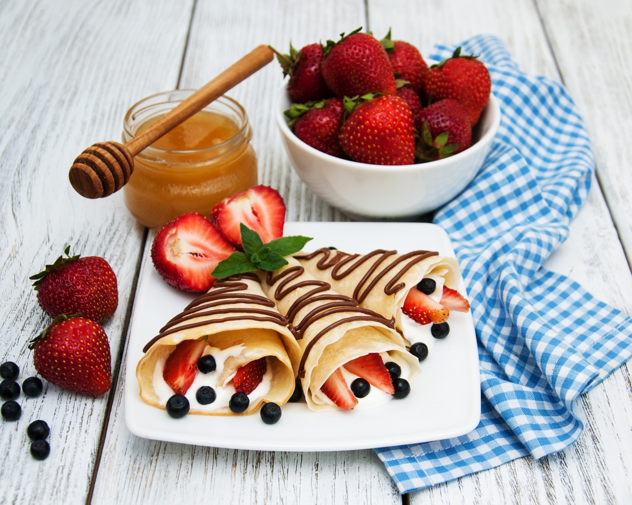 Блины со сметаной, ягодами черники и клубники на Масленицу