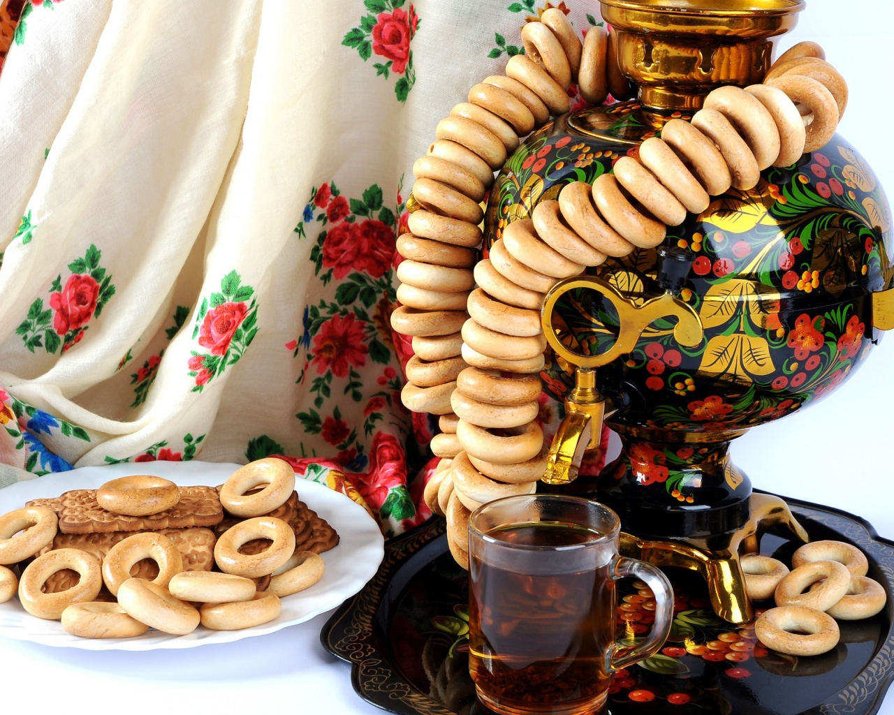 Самовар на столе с баранками и печеньем  на праздник Масленица 2020