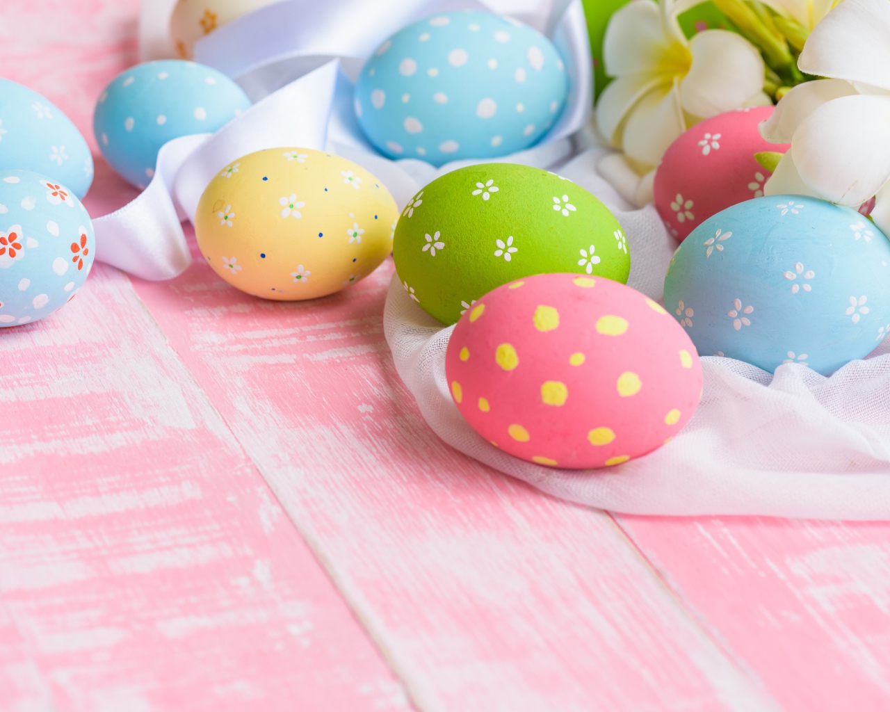 Красивые разноцветные яйца на столе на праздник Пасха