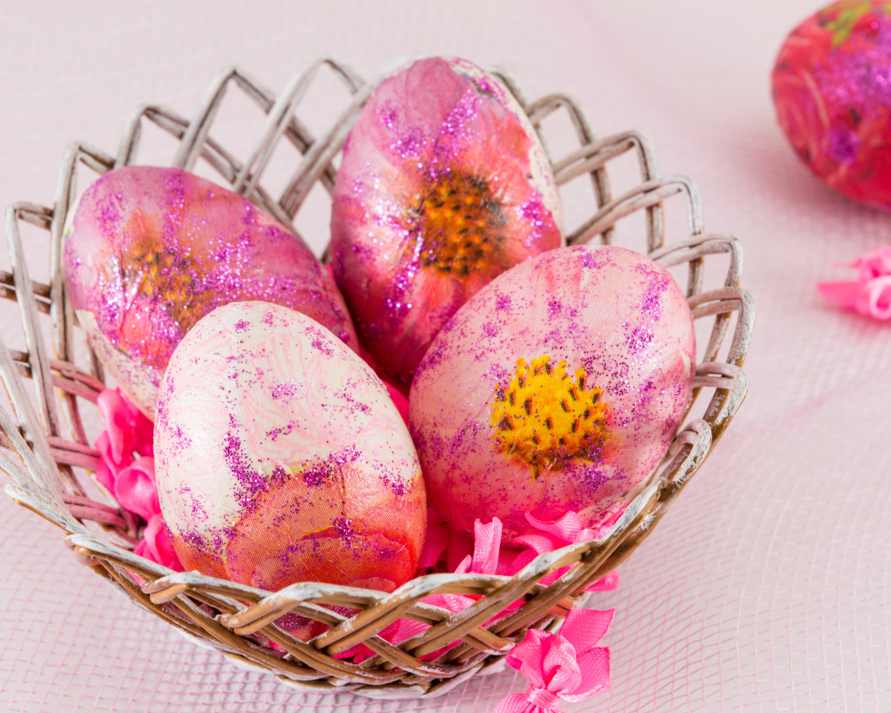 Красивые розовые яйца в корзинке на праздник Пасха