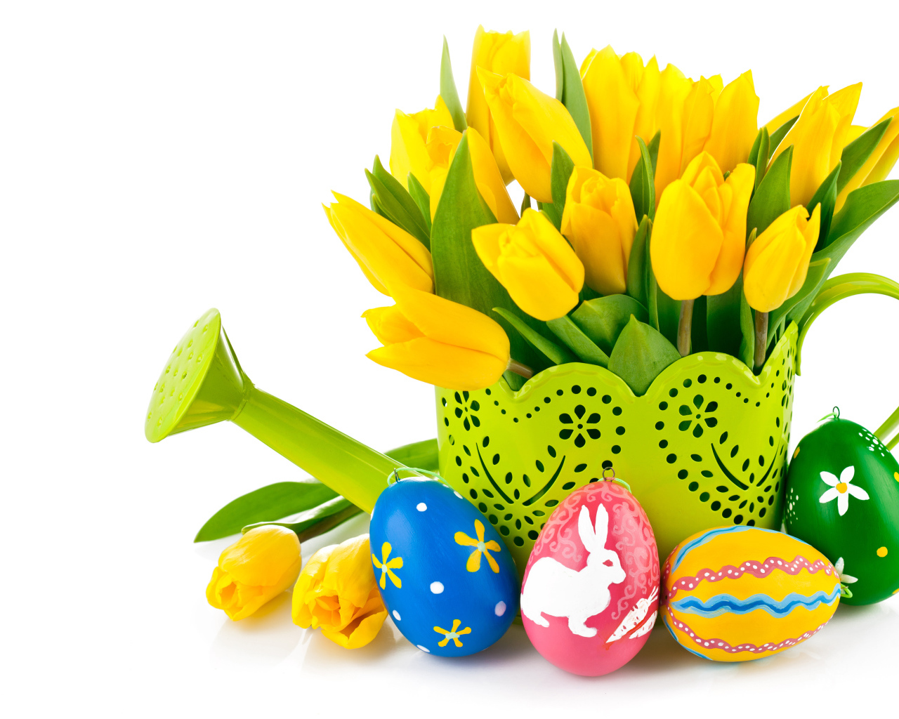 Букет желтых тюльпанов на белом фоне с пасхальными яйцами