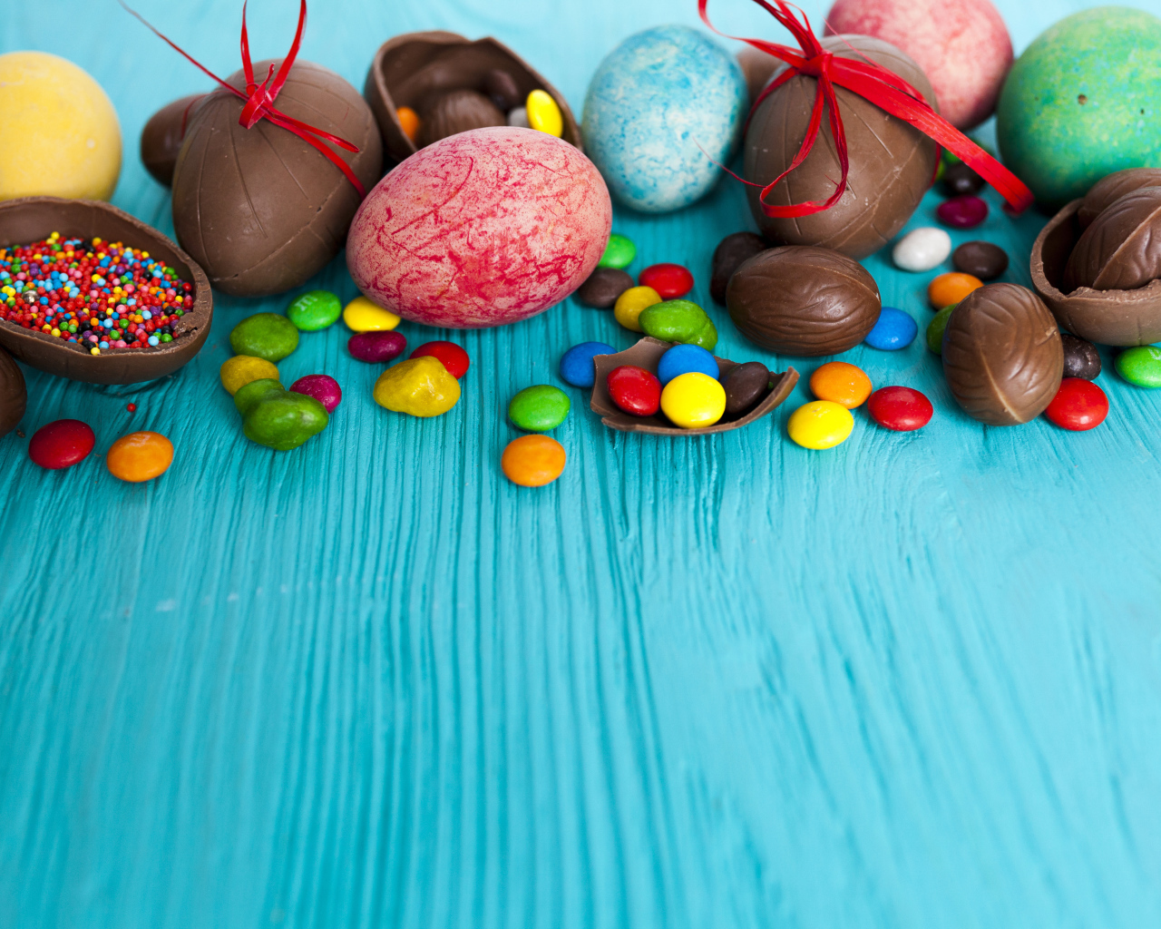 Шоколадные яйца и сладости на праздник Пасха