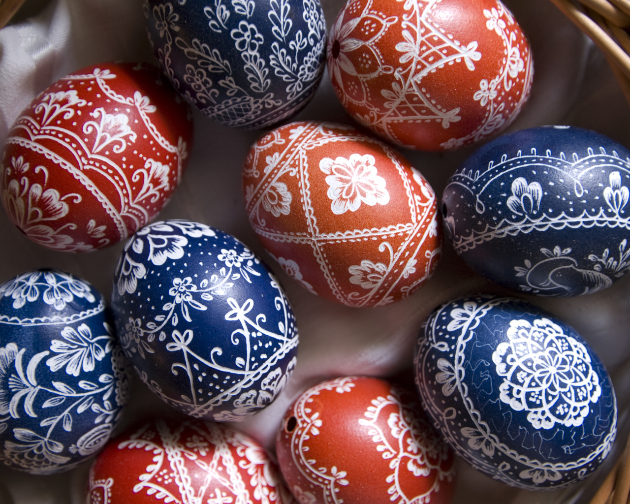 Крашеные яйца с красивым рисунком в корзине на Пасху