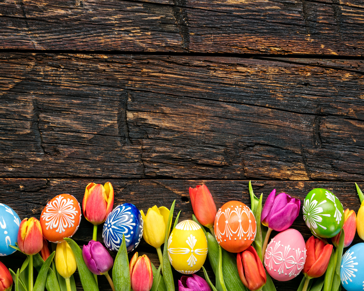 Разноцветные яйца и цветы тюльпана, шаблон для открытки на Пасху 