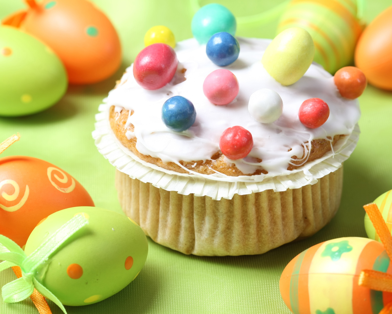 Вкусный кулич на столе с яйцами на Светлый праздник Пасха