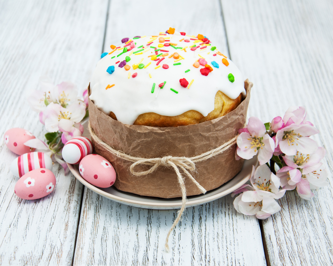 Вкусный кулич с глазурью на Светлый праздник Пасха