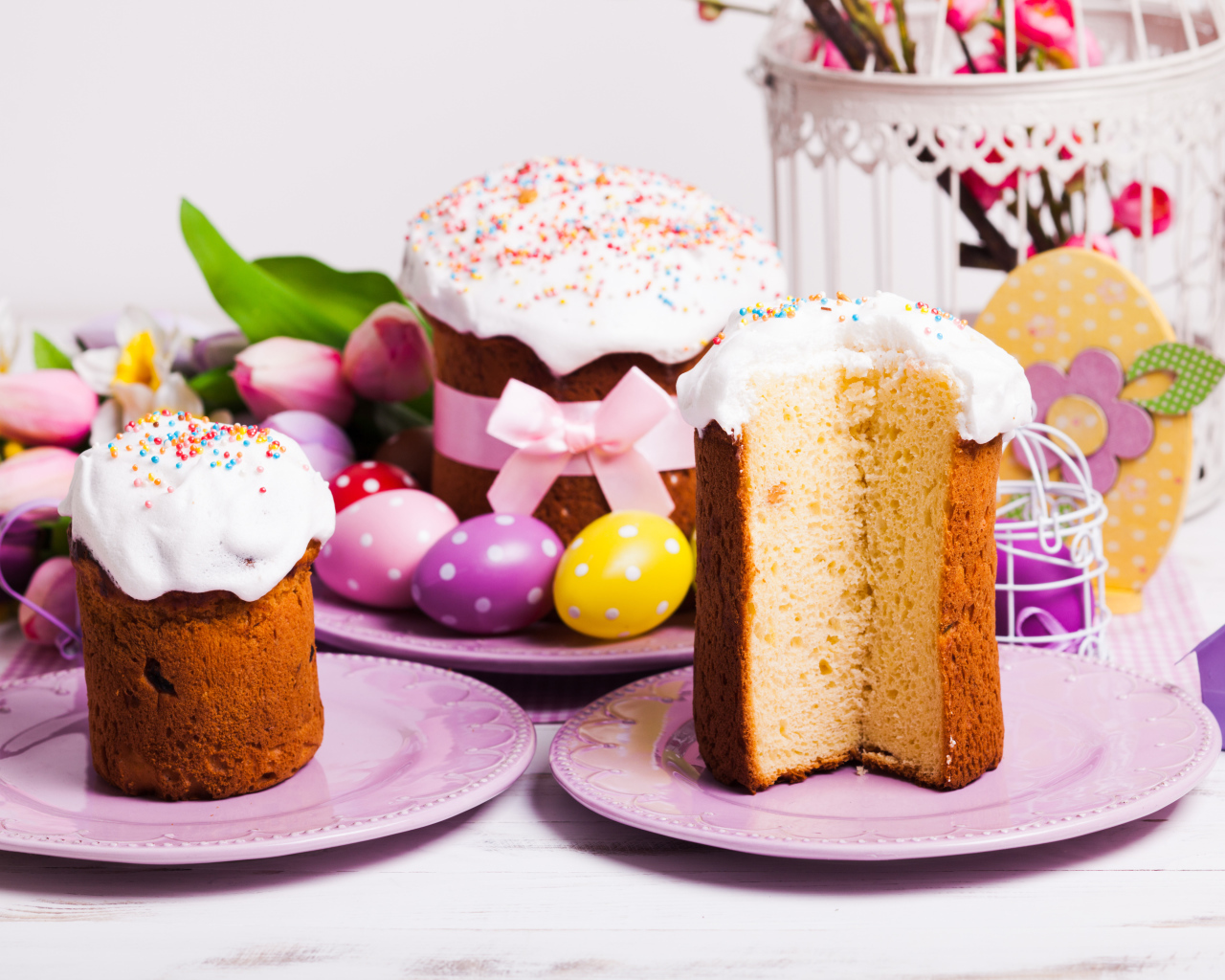 Вкусный ароматный кулич на столе с цветами на праздник Пасха 