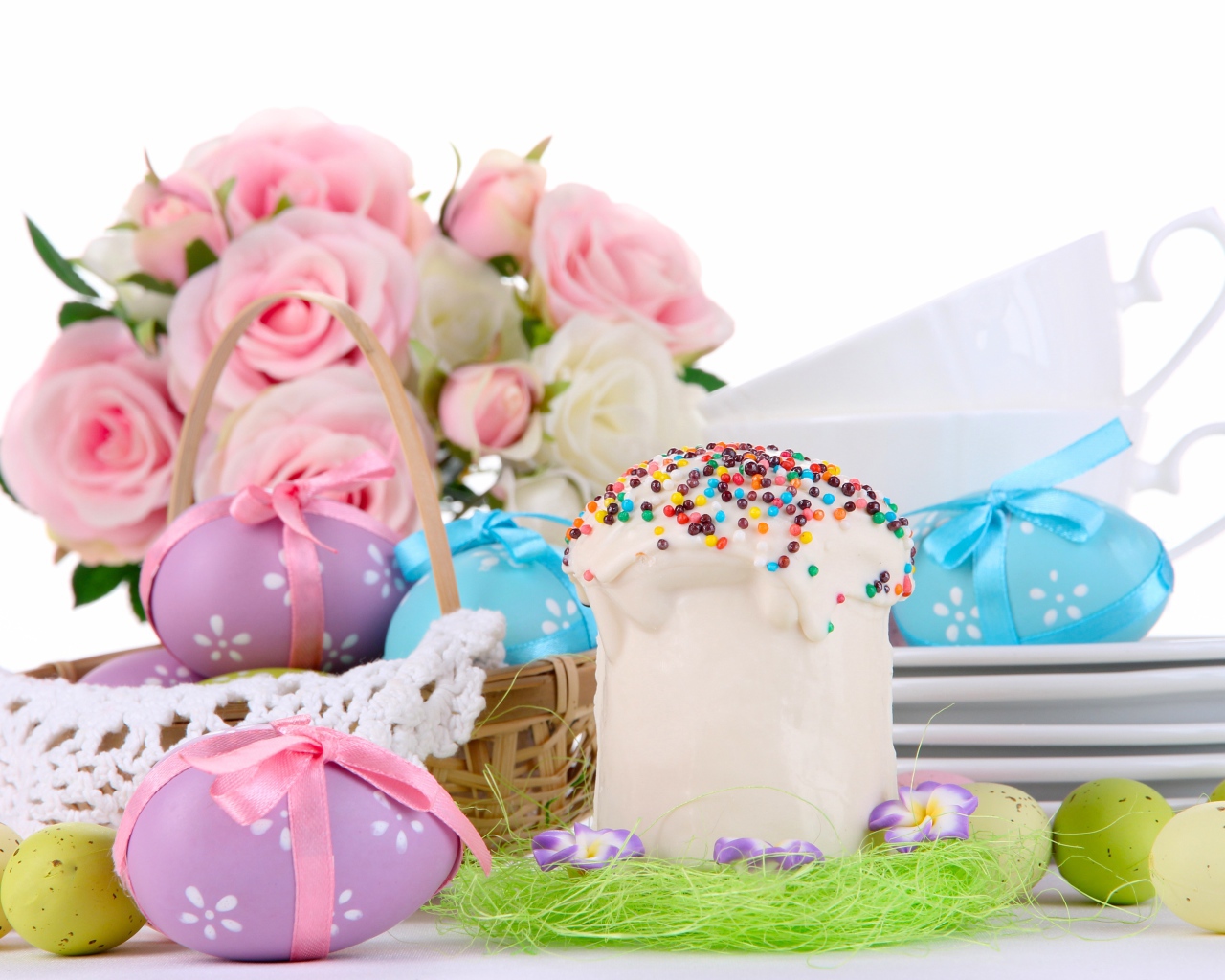 Пасхальный кулич, крашеные яйца и цветы на праздник