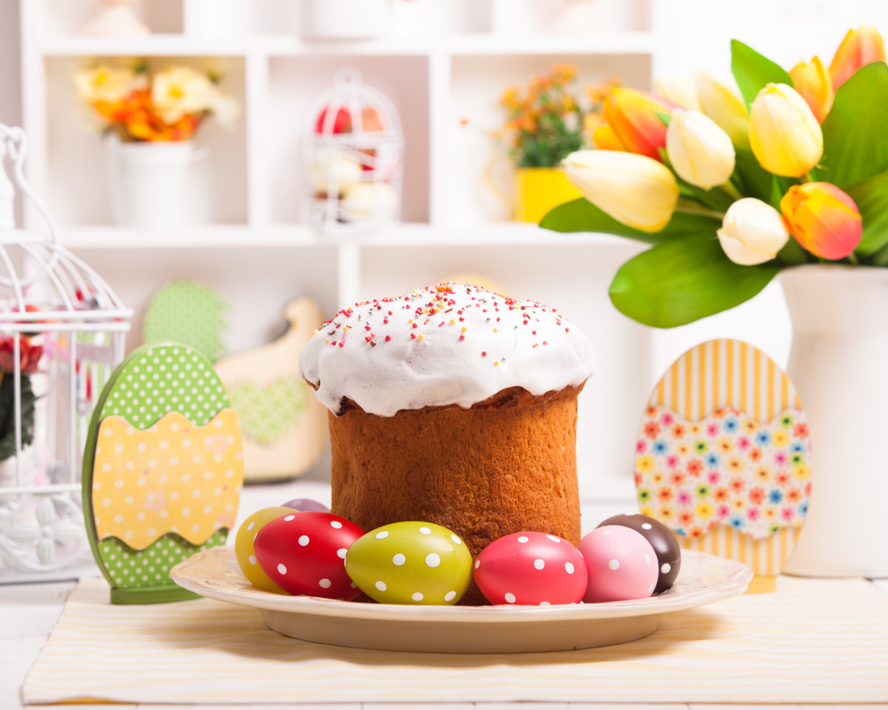 Кулич с яйцами на столе с букетом цветов на праздник Светлой Пасхи