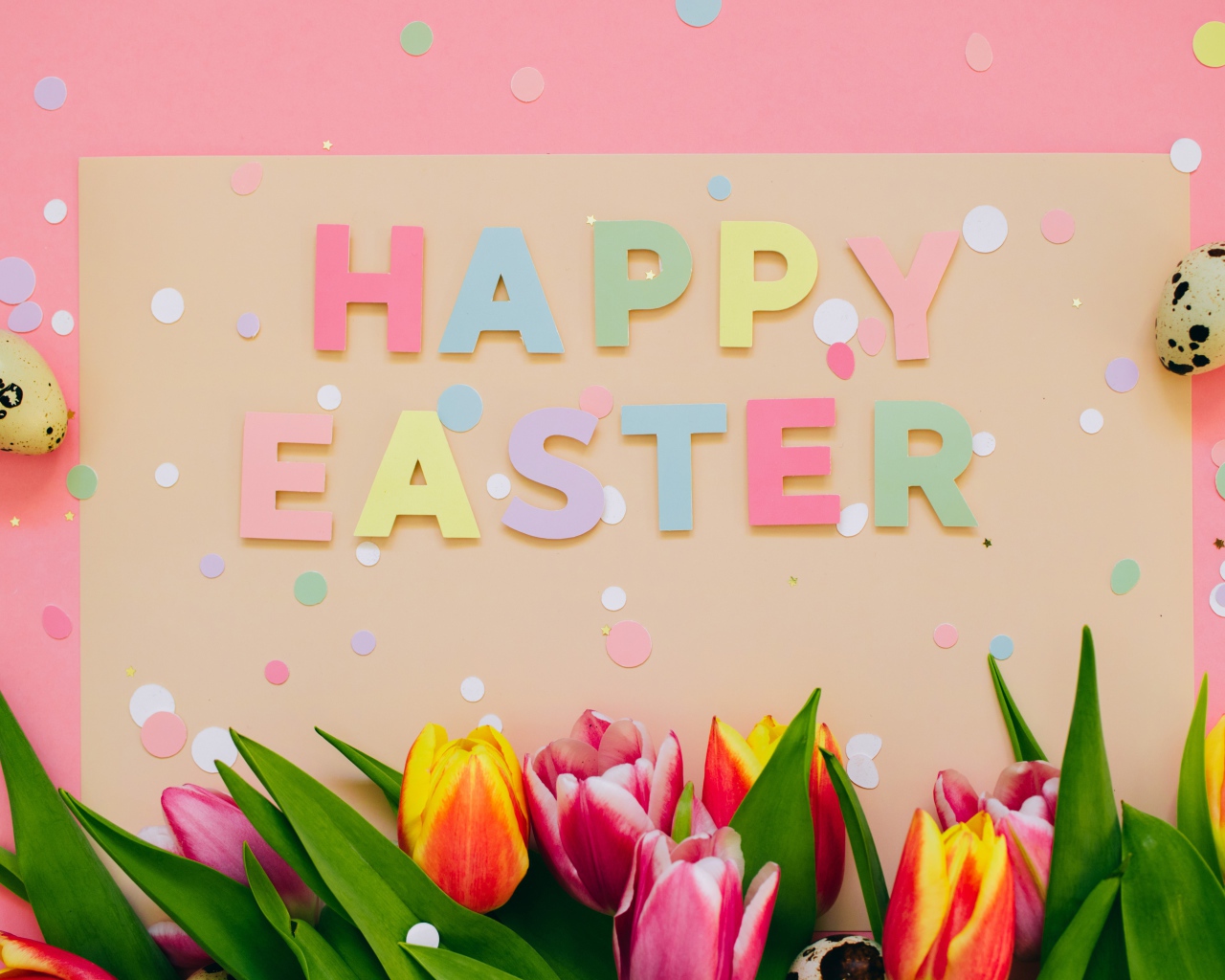 Надпись Счастливой Пасхи на столе с тюльпанами