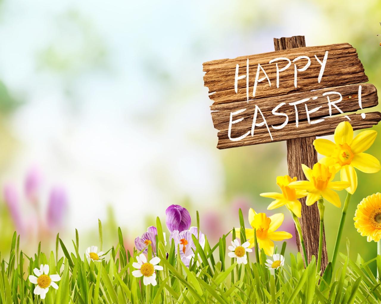 Табличка с надписью Счастливой Пасхи с цветами