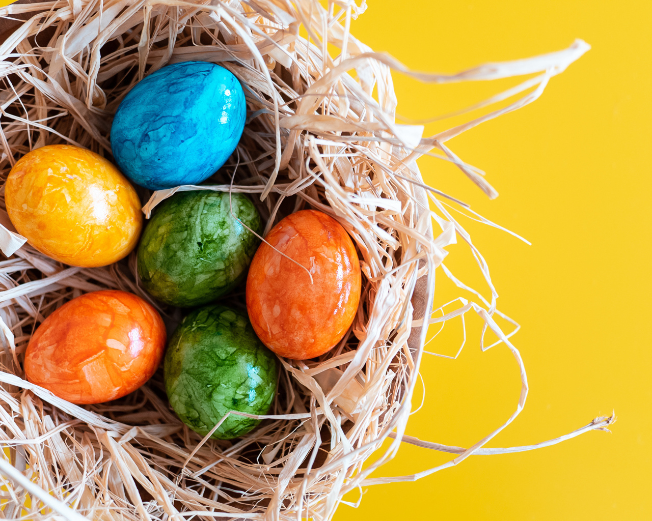 Разноцветные крашеные яйца в гнезде на Светлый праздник Пасха