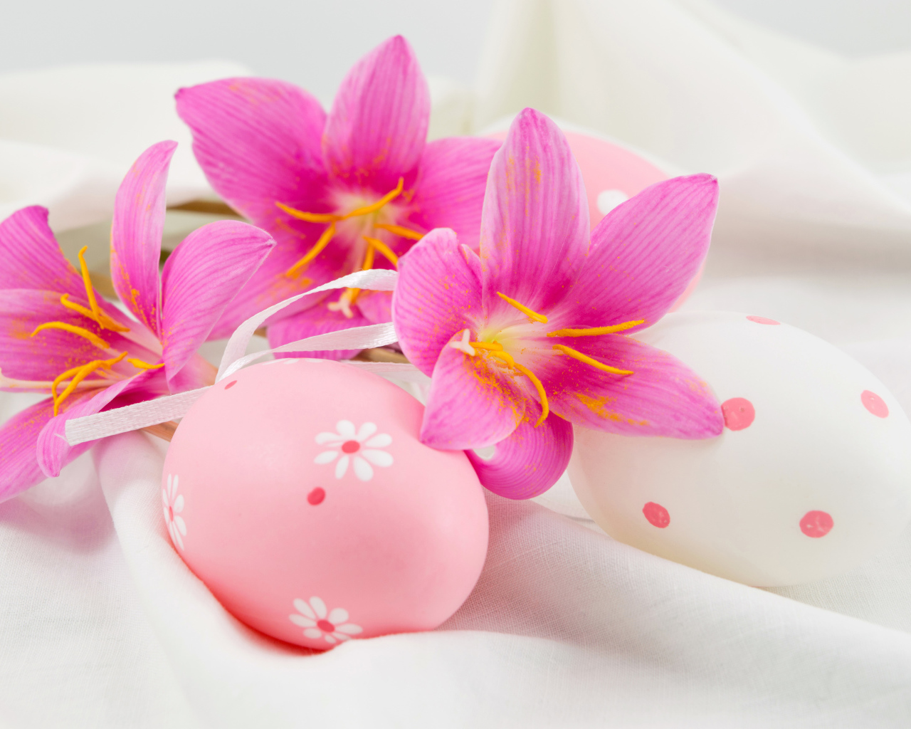 Розовые яйца с цветами на белой ткани на Пасху