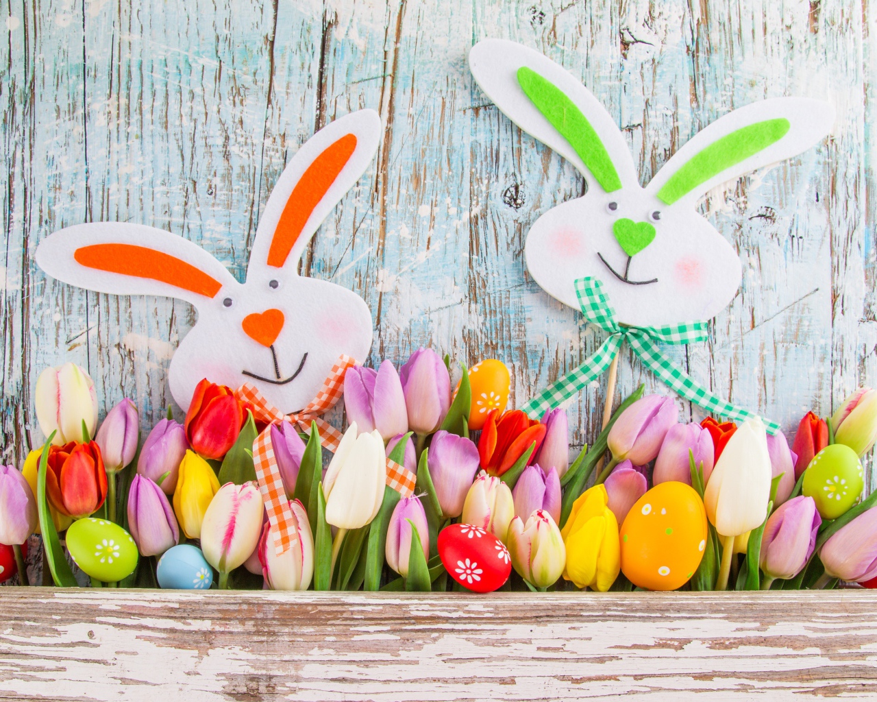 Тюльпаны, крашеные яйца и зайцы декор на праздник Пасха
