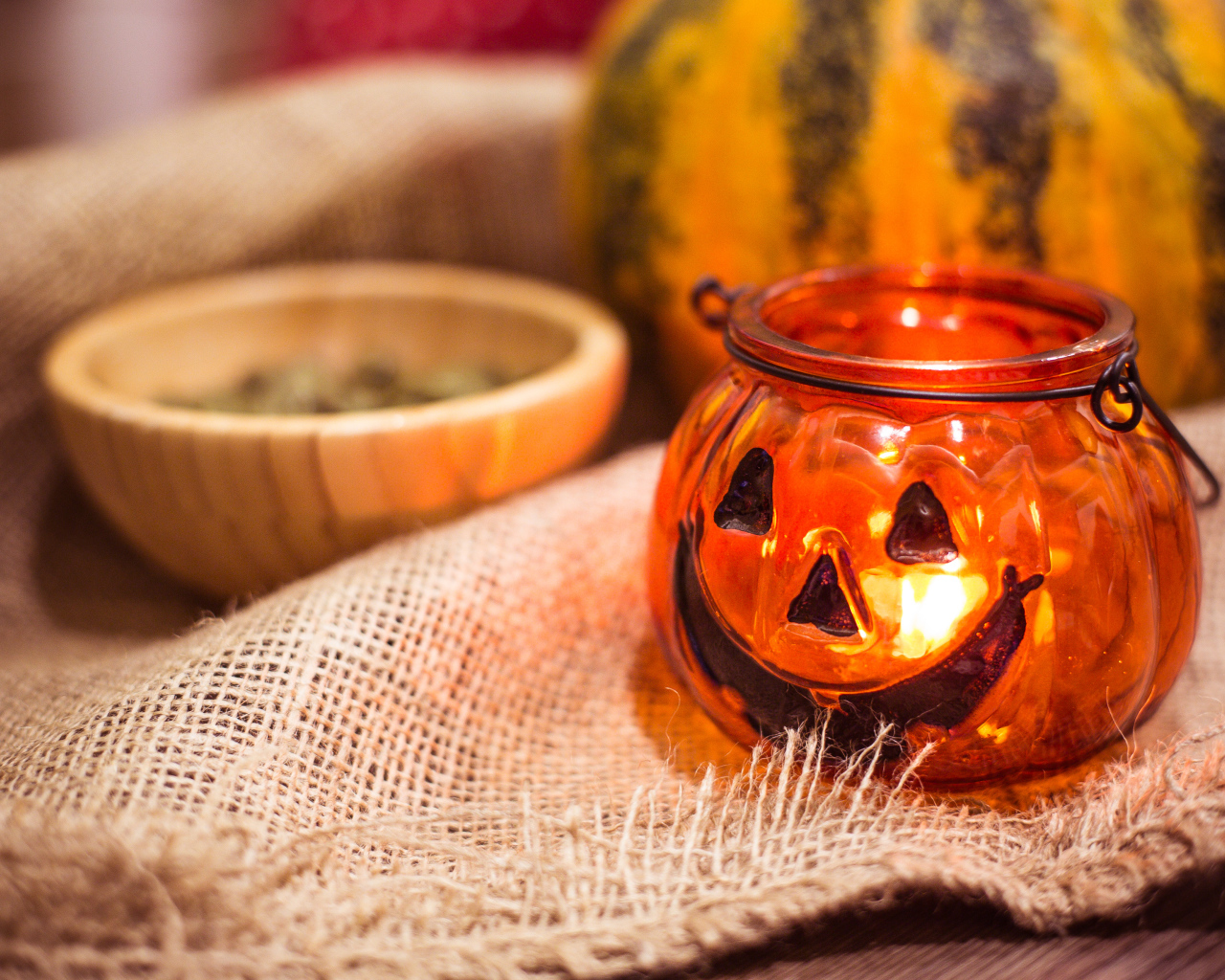 Светильник тыква на столе на праздник Хэллоуин