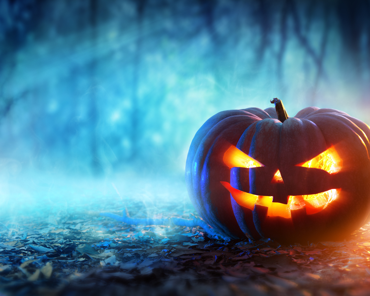 Грозный фонарь тыква на листве на Хэллоуин