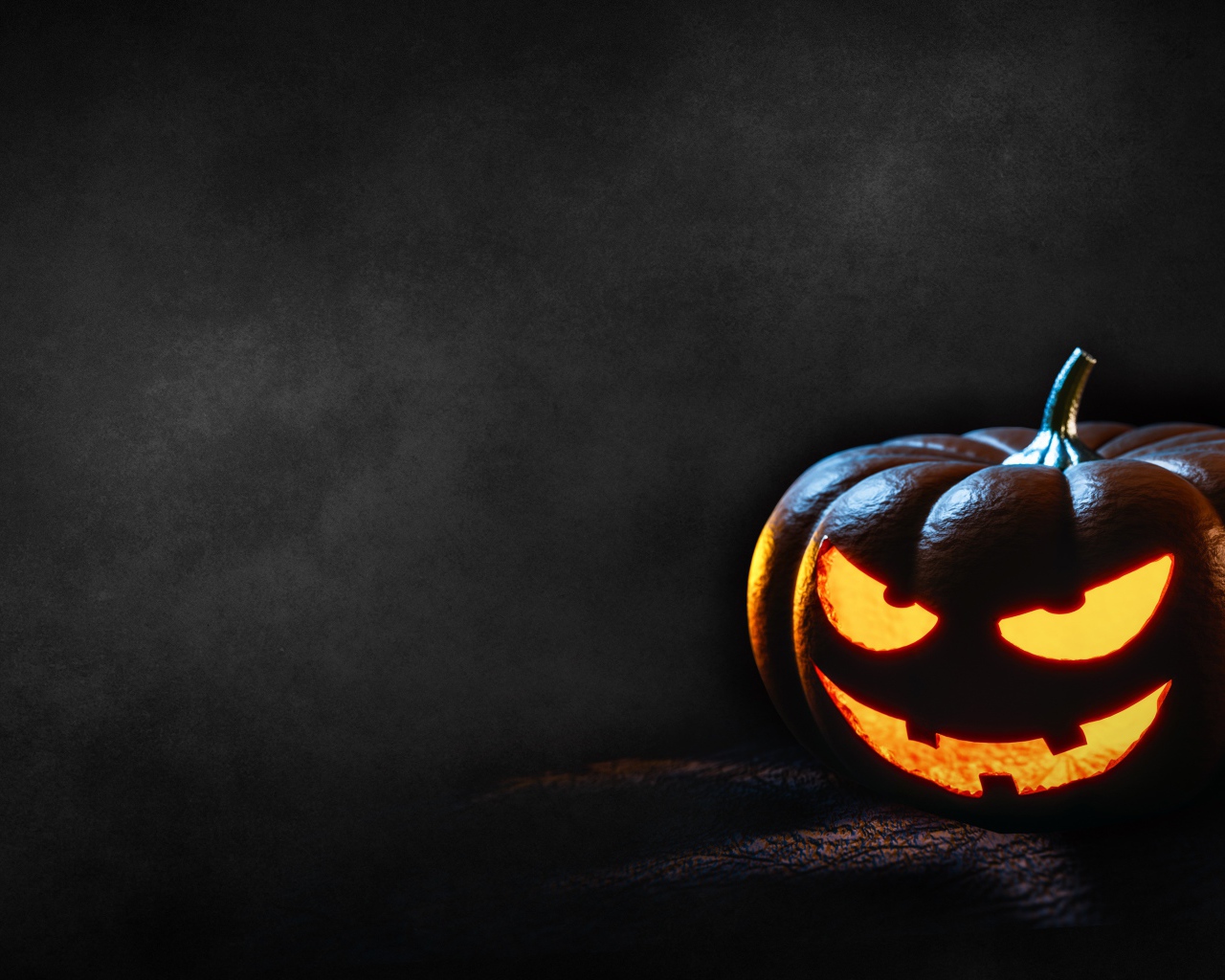 Грозная тыква на сером фон, шаблон для открытки на Хэллоуин