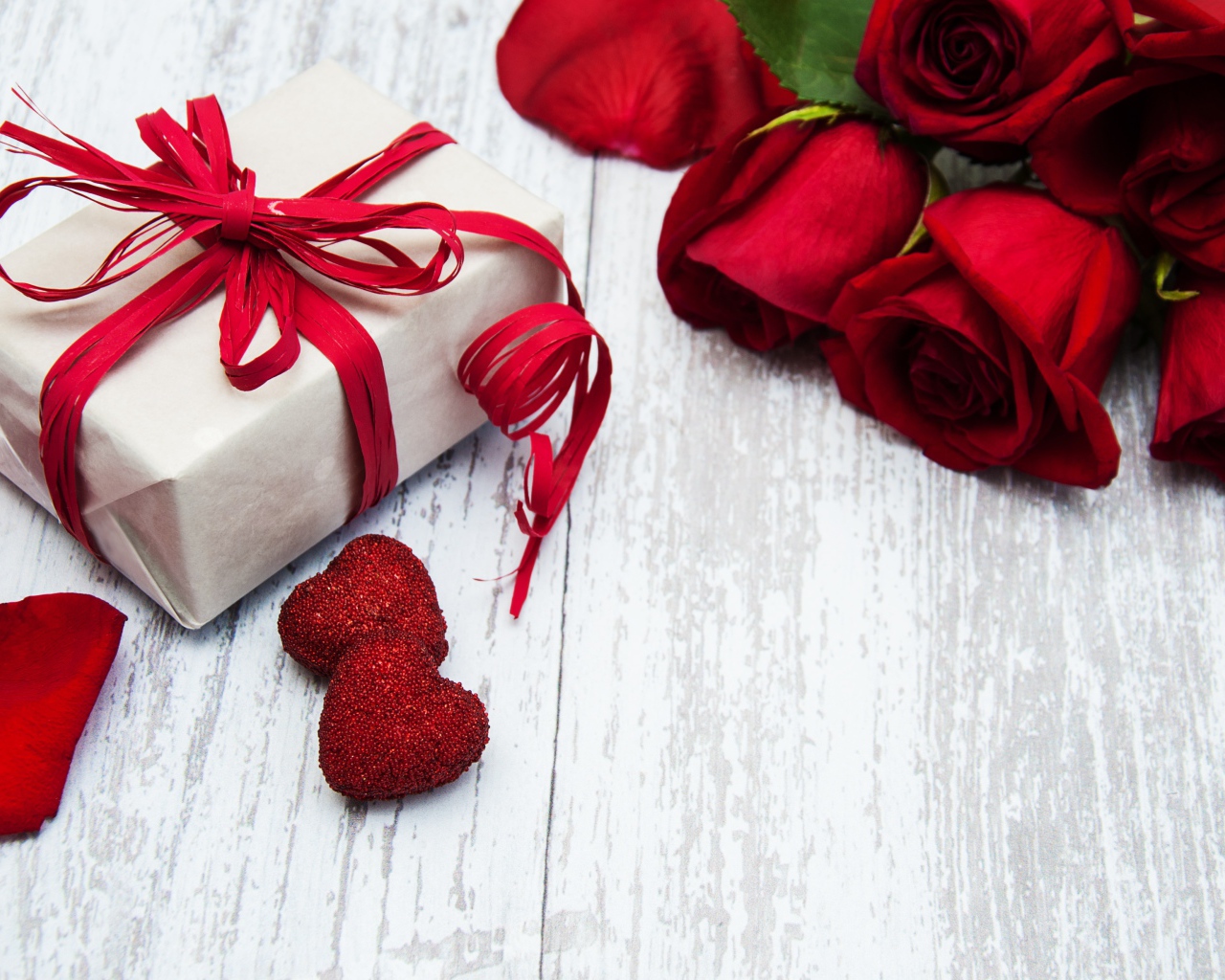 Красивый букет роз и подарок для любимой на 8 марта
