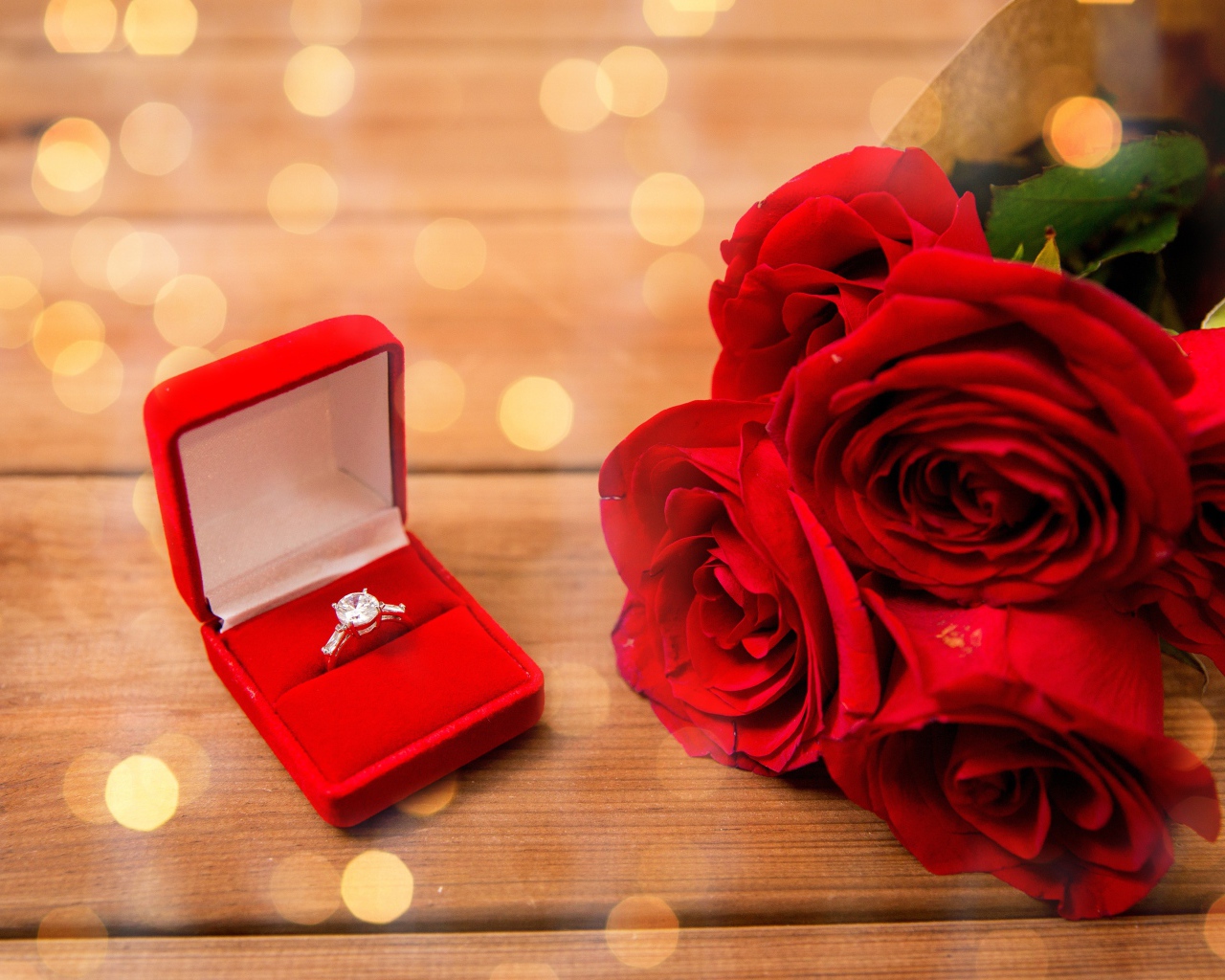 Красивый букет красных роз с кольцом с бриллиантом в подарок для любимой на 8 марта