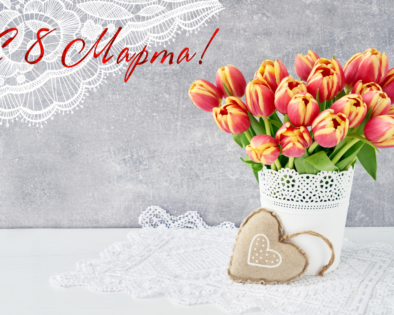 Букет тюльпанов на сером фоне на 8 марта
