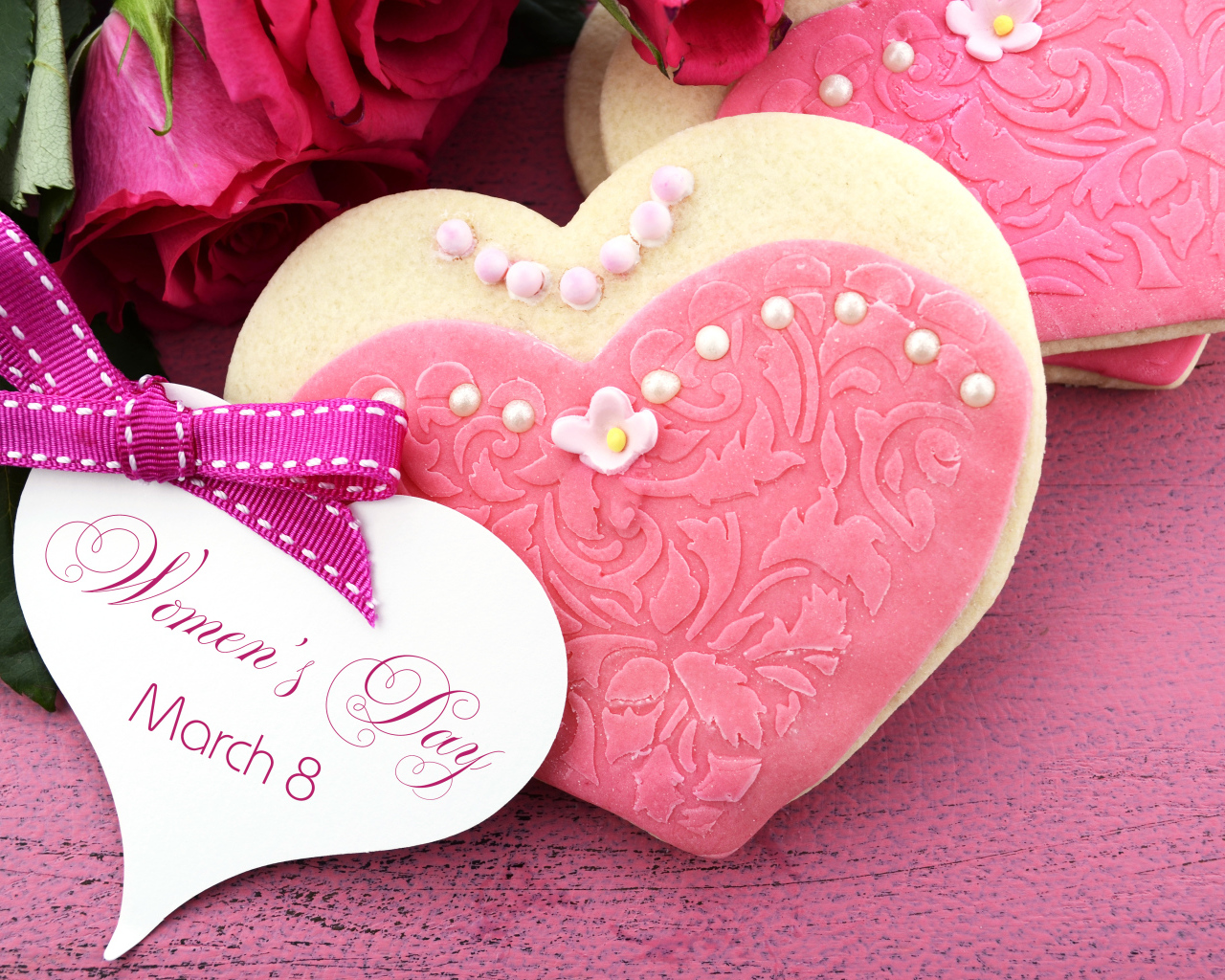 Печенье и цветы на Международный женский день 8 марта 