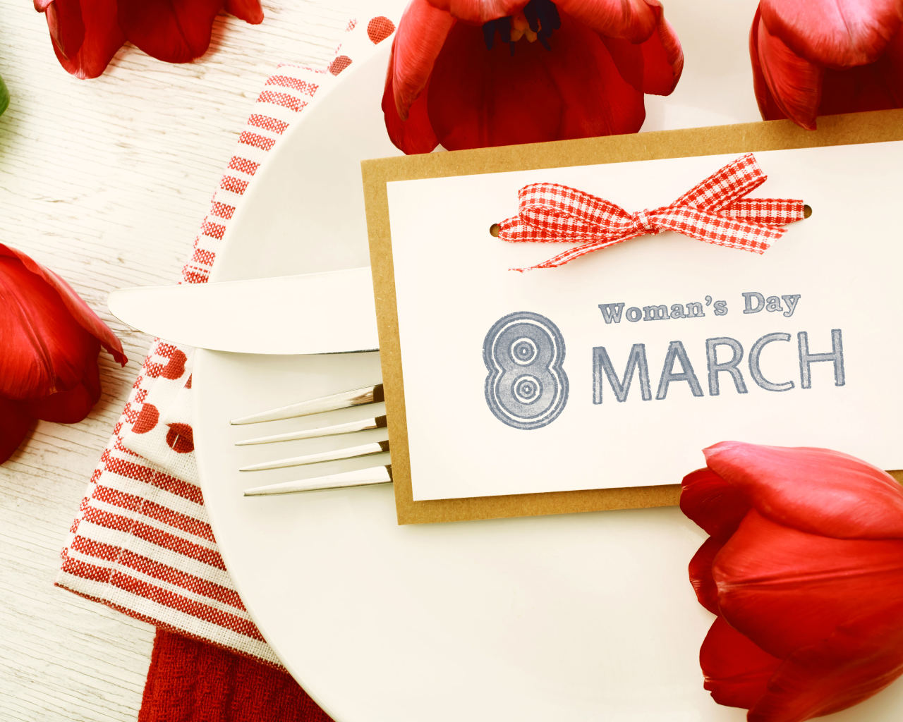 Открытка с красными тюльпанами на тарелке на 8 марта