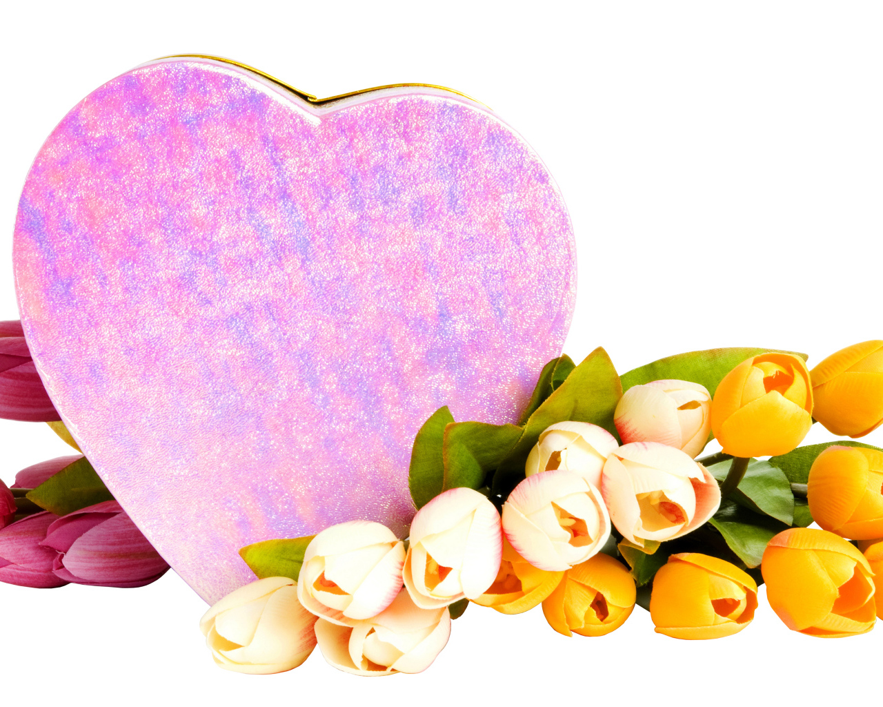 Коробка в форме сердца и букет тюльпанов на белом фоне на 8 марта