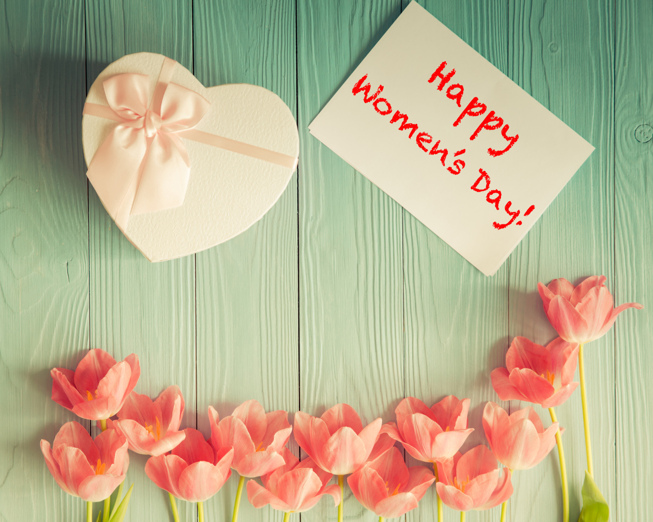 Розовые тюльпаны и подарок для любимой на 8 марта