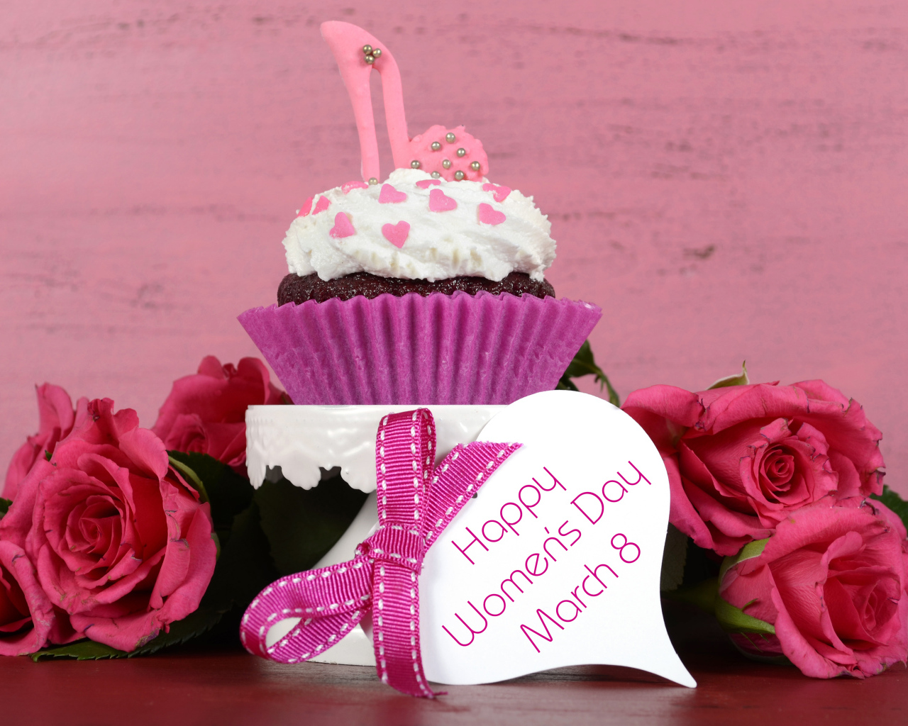 Сладкий кекс и цветы на Международный женский день 8 марта