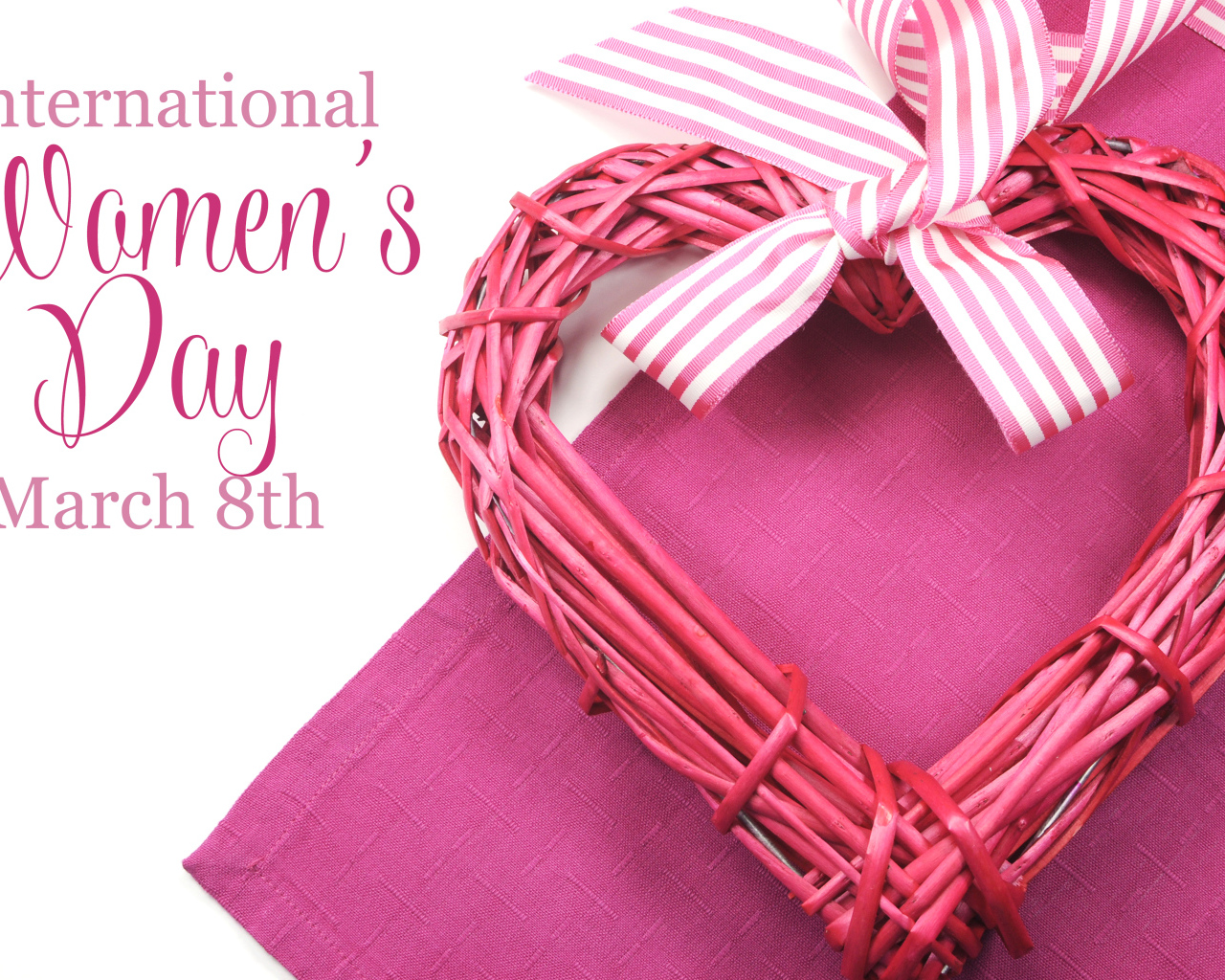 Плетеное розовое сердце на Международный женский день 8 марта