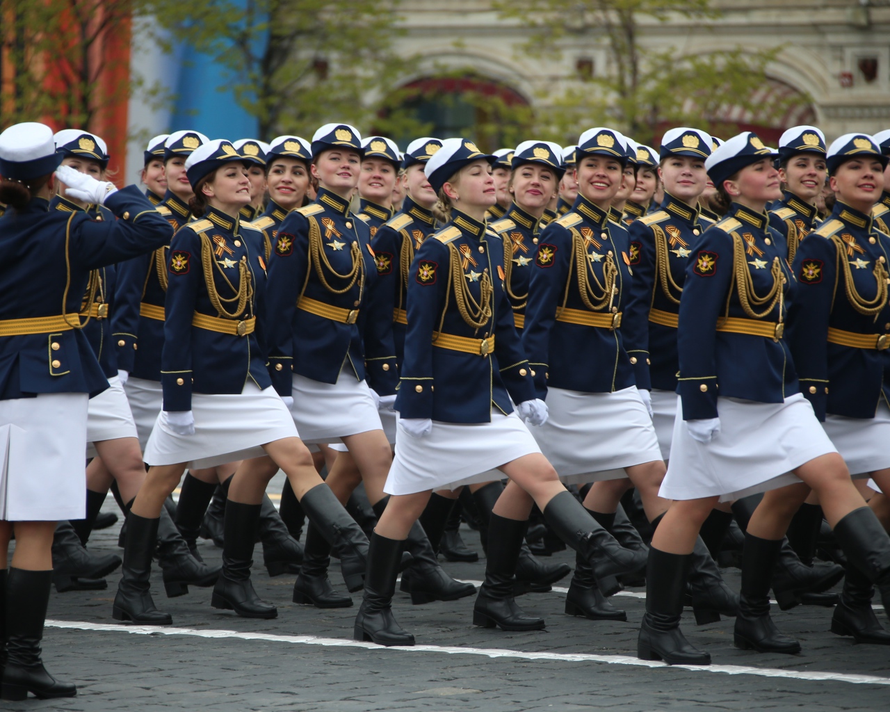Девушки в форме на параде ко дню Победы 9 мая